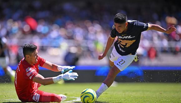 Piero Quispe no tiene goles ni asistencias de gol en Pumas. (Foto: CARL DE SOUZA / AFP)