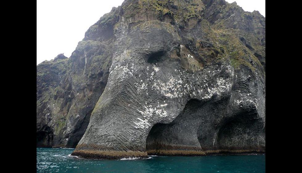Islandia: Un gran 'elefante' emergió del océano Atlántico. (Shaefierce)