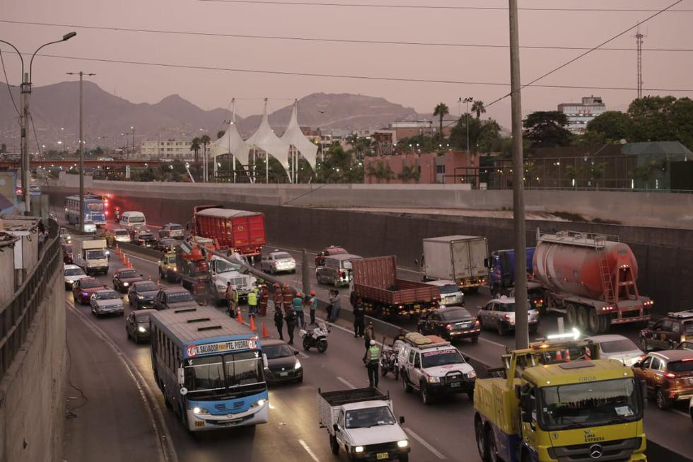 Accidente vehicular en vía Evitamiento a la altura del puente Trujillo. Fotos: Cesar Zamalloa