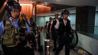 Policía de Hong Kong recupera el control del Parlamento tras invasión de manifestantes