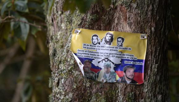 Una pancarta de la guerrilla disidente de las Fuerzas Armadas Revolucionarias de Colombia (FARC) en el Catatumbo, departamento de Norte de Santander, Colombia, tomada el 20 de agosto de 2022. (Foto de Raúl ARBOLEDA / AFP)