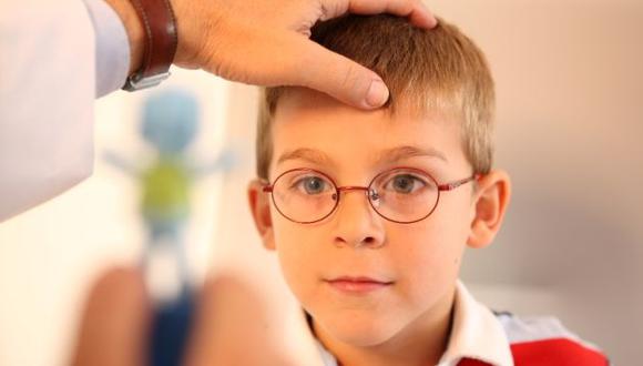 Médicos recomiendan hacer chequeos periódicos sobre la salud visual de los niños.