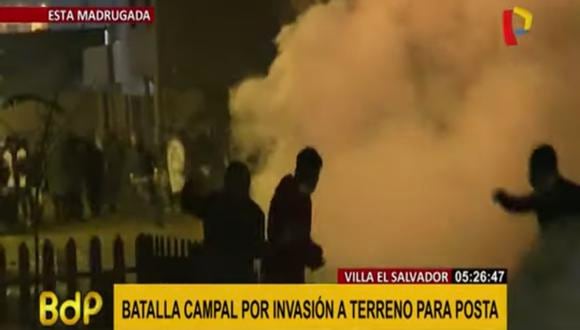 Esta madrugada ocurrió un enfrentamiento entre los vecinos de Villa el Salvador y agentes policiales por una invasión. (Panamericana Televisión)