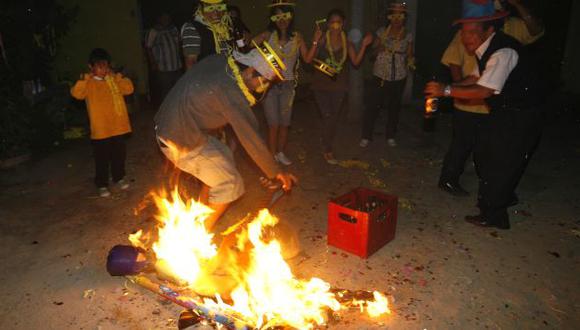 La quema de muñecos es algo tradicional en cada Año Nuevo. (Perú21)