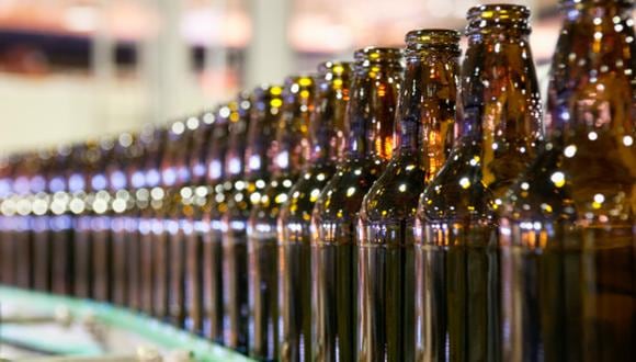 La manufacturación de bebidas alcohólicas se reanudará en la segunda fase. (GETTY)
