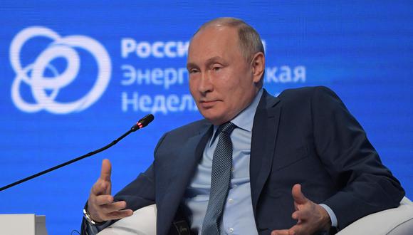El presidente ruso Vladimir Putin asiste a una sesión del Foro Internacional de la Semana de la Energía de Rusia en Moscú. (Foto: Sergei GUNEYEV / SPUTNIK / AFP)