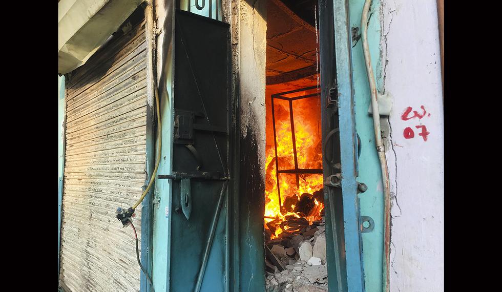 Una tienda arde durante los enfrentamientos entre grupos que apoyan y se oponen a una nueva ley de ciudadanía justo antes de la visita del presidente de los Estados Unidos, Donald Trump, a la ciudad de Nueva Delhi, India. (Foto: AP)