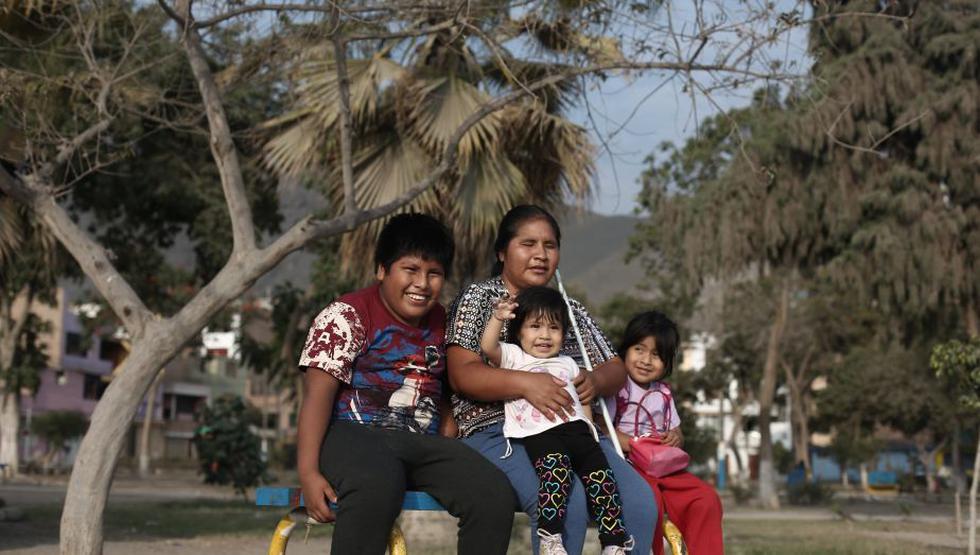 Graciela Gálvez Tito no puede ver, pero eso no ha sido impedimento para educar y sacar adelante a sus tres hijos de 1, 4 y 11 años. (Perú21)