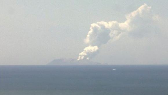 En la imagen se aprecia el humo del volcán Whakaari, también conocido como White Island cuando entra en erupción. (Reuters / Institute of Geological and Nuclear Sciences)