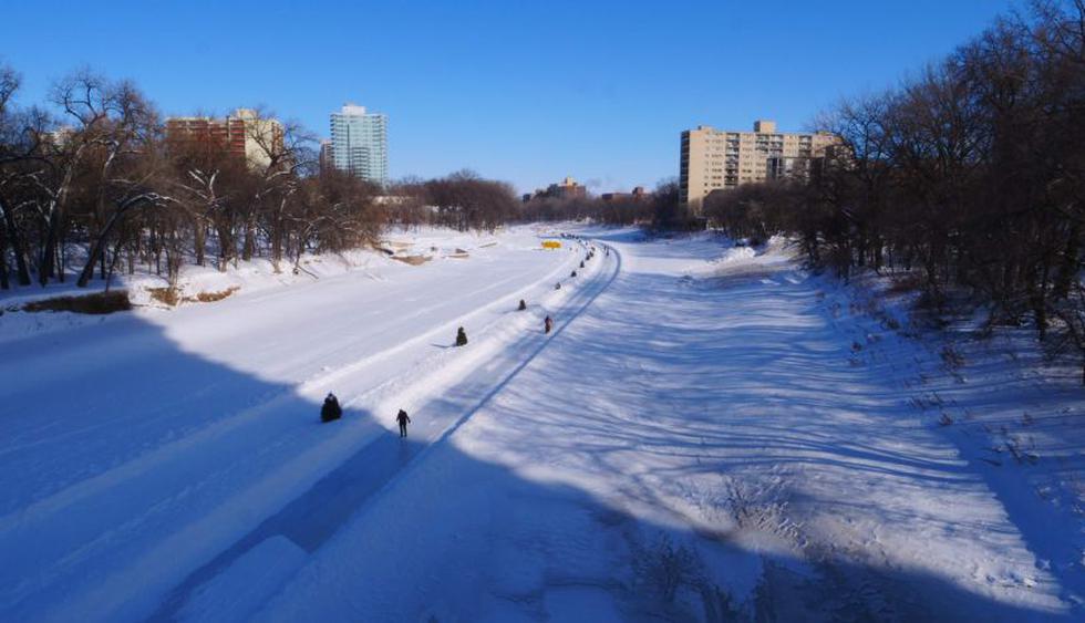 Canadá: Una de las pistas de hielo naturales más largas del mundo convierte Winnipeg. (Foto: AFP)