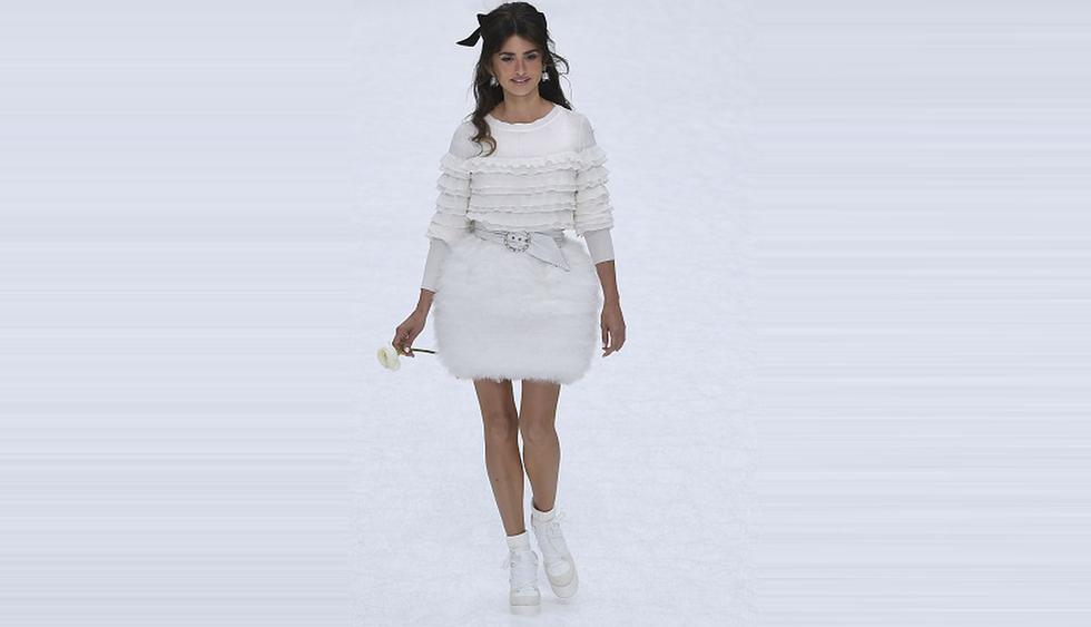 Penélope Cruz sorprende al desfilar para Chanel en homenaje a Karl Lagerfeld. (Foto: AFP)