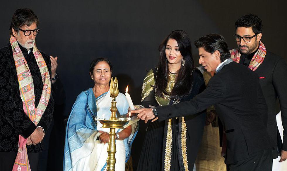 Shah Rukh Khan y miembros de la familia Bachchan en el Festival de Cine de Calcuta. (AFP)