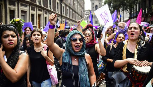 Manifestantes en marcha contra el feminicidio tras el asesinato de una joven de 19 años de edad. (AFP)