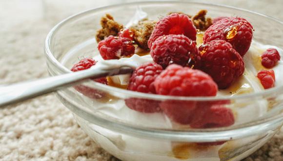 Una opción tan dulce como saludable es el yogur natural. Puedes añadirle arándanos, fresas, un puñado de granola o una cucharada de avena. (Pexels)