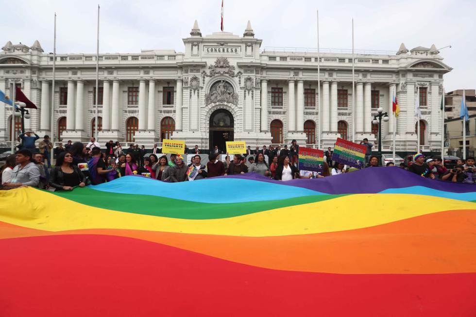 La Plaza Bolívar recibió esta tarde a decenas de miembros del colectivo “Marcha del Orgullo”. (Alessandro Currarino/GEC)