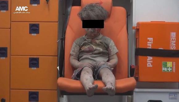 Fotografía del niño rescatado en bombardeo se convierte en símbolo de la guerra en Siria. (EFE)