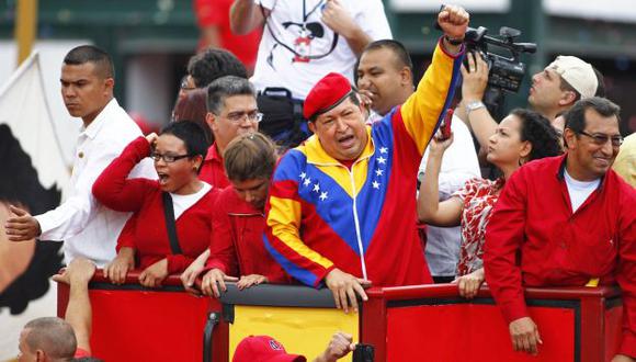 'MAREA ROJA’. Chávez se mostró en camión descapotado ante miles de sus fieles que lo acompañaron. (Reuters)