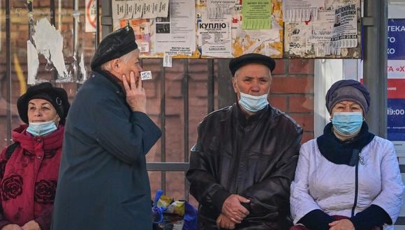 Del próximo día 25 y hasta el 25 de febrero, todas las personas mayores de 60 años y los ciudadanos que padezcan enfermedades crónicas deben quedarse en casa. (Foto: Yuri KADOBNOV / AFP)