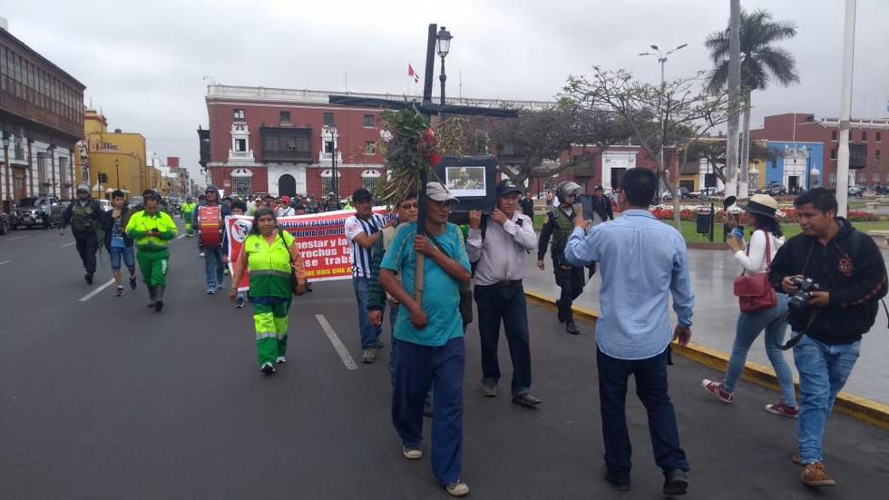 Trabajadores de la comuna de Trujillo cargaron un ataúd y una cruz por las calles de la ciudad para exigir sus sueldos atrasados. (Alan Benites)