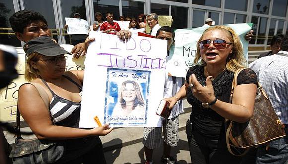 Las hermanas de la víctima sostienen una foto de esta durante la protesta. (Peru21)