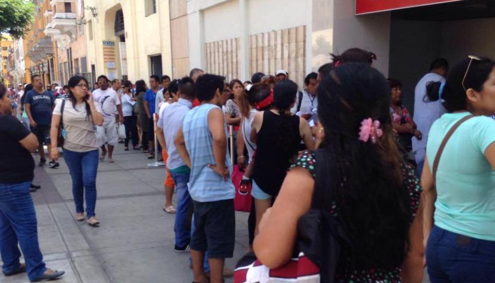 Elecciones 2016: Ciudadanos soportaron largas filas en el JNE para realizar trámite de dispensa por no votar. (Perú21)