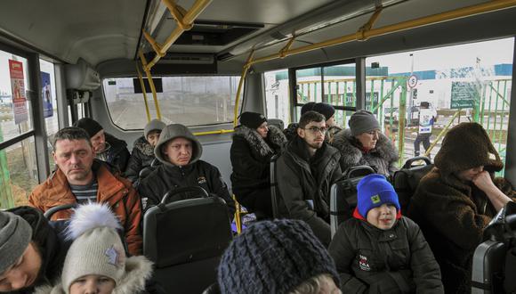 Refugiados de Mariupol cruzan la frontera entre Ucrania y Rusia en el cruce Veselo-Voznesenka en la región de Rostov, Rusia, 07 de marzo de 2022. (Foto: EFE/EPA/ARKADY BUDNITSKY)