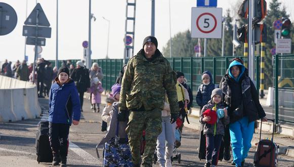 Mujeres y niños ucranianos cruzan la frontera de Ucrania a Polonia. (JANEK SKARZYNSKI / AFP).
