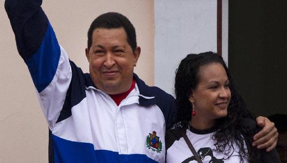 Chávez acompañado de su hija mayor Rosa Virginia. (AP)