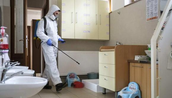 En Suceava, el hospital departamental se cerró después de convertirse en el principal foco epidémico del país, con 30 muertos registrados el martes y 400 casos positivos confirmados. (Foto referencial: EFE/Nandor Veres)