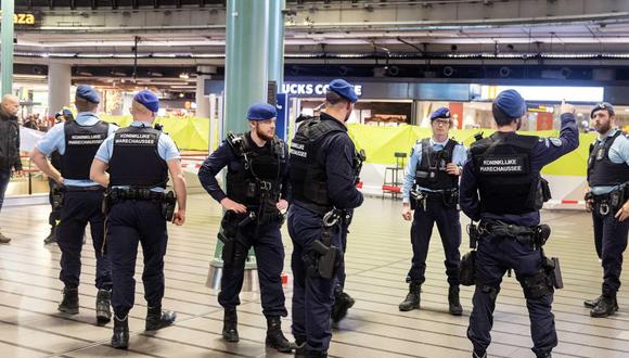 Holanda: Policías militares disparan a agresor armado. (EFE)