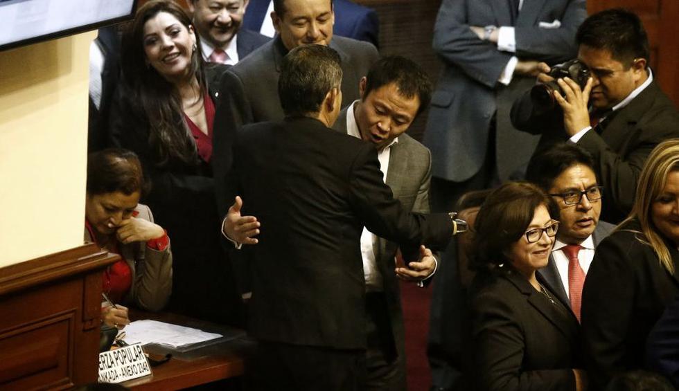 Al finalizar la elección Kenji se acercó a saludar al flamante presidente del Congreso. (Renzo Salazar/Perú21)
