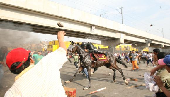 BARBARIE. Estas imágenes muestran la insania con la que la turba atacó a miembros de la Policía el 25 de octubre de 2012. (USI)
