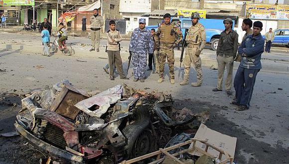 Las fuerzas de seguridad verifican los daños causados en el distrito de Shaab, Bagdad. (Reuters)
