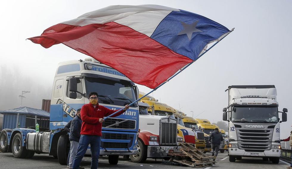 Camioneros protestan cortando la carretera 68 en el sector Lo Vásquez, Chile. (Foto de Javier Torres / AFP).