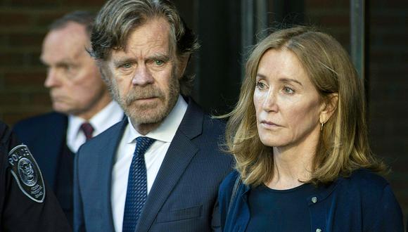 Felicity Huffman junto a su esposo William H. Macy tras conocer su sentencia en audiencia realizada en&nbsp;el Palacio de Justicia en Boston. (Foto: AFP)