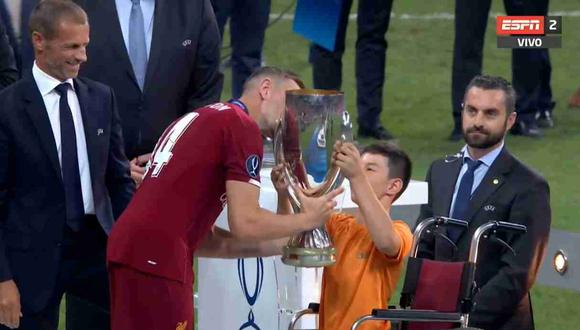 Mira la entrega del trofeo de campeón de la Supercopa con el niño discapacitado como protagonista. (Captura ESPN)