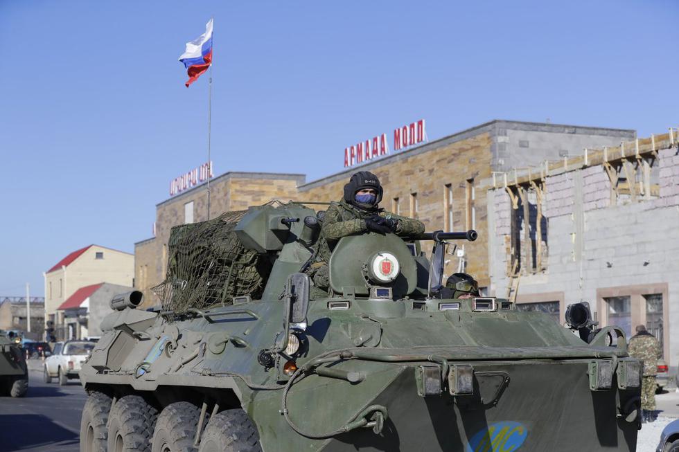 Vehículos militares rusos circulan por una carretera en Martuni, Armenia, hacia la región separatista de Nagorno-Karabaj, el viernes 13 de noviembre de 2020. (AP/Sergei Grits).