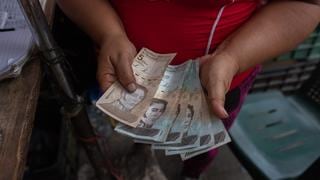 Venezolanos deben ganar más de 16 dólares diarios para la canasta básica, pero solo consiguen 6 dólares