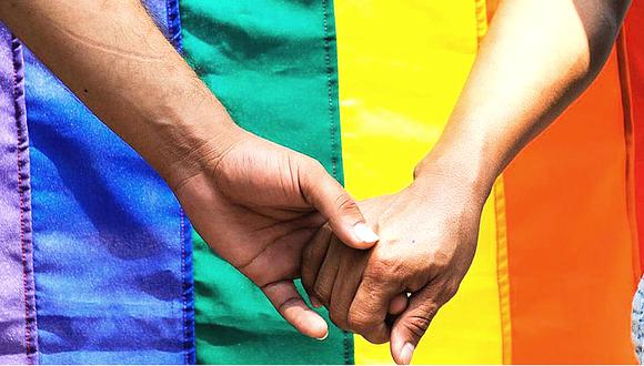 Los miembros de la comunidad LGBTIQ+ merecen respeto. Frecuentemente viven contextos hostiles debido a su orientación, mediante chistes ofensivos, agresiones físicas y acoso.