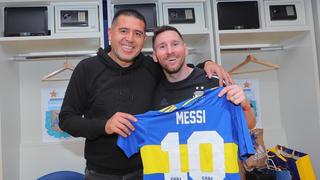 Lionel Messi recibió camiseta de Boca Juniors, luego del Argentina vs. Venezuela en La Bombonera