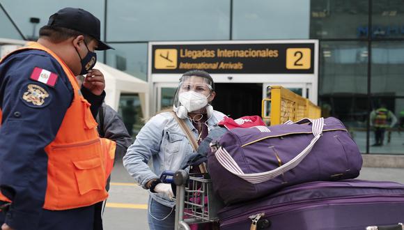 Viajeros podrán dejar cuarentena obligatoria si demuestran que no están infectados con el virus del COVID-19. (Foto: Leandro Britto / GEC)