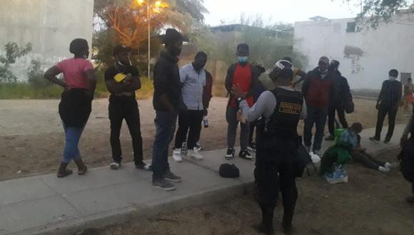 Piura: Agentes de Seguridad del Estado intervinieron a 17 haitianos ilegales que deambulaban por las calles del distrito de Castilla buscando la manera de llegar a Tumbes y, posteriormente, cruzar hacia Ecuador. (Foto PNP)