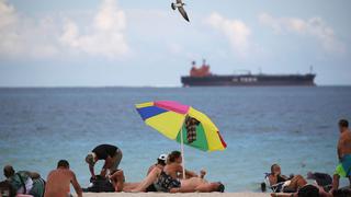 Levantan advertencia de contaminación fecal en playa de Miami Beach