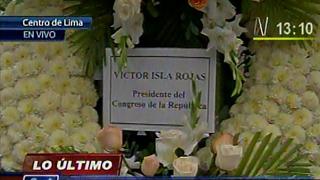 Rechazan arreglo floral de Víctor Isla en velorio de Javier Diez Canseco