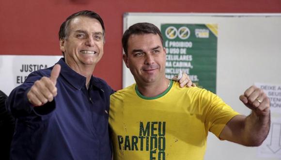 El presidente electo de Brasil, Jair Bolsonaro, junto a su hijo y asesor, Flavio Bolsonaro. (Foto: EFE)