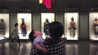 Menos derechos y largas batallas legales, la adversidad de ser una madre soltera en China