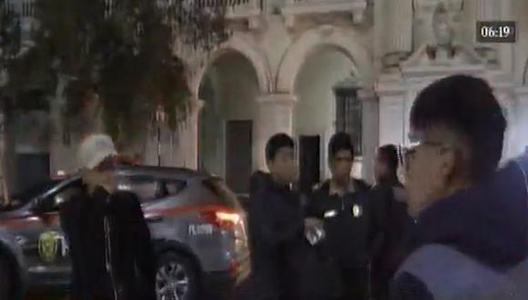 Detienen a tres delincuentes que acababan de cometer un asalto en el Centro de Lima (América TV)