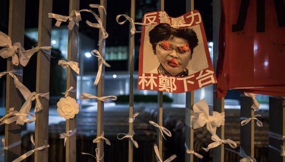La jefa de gobierno de Hong Kong, Carrie Lam, pidió hoy a los ciudadanos que le den "otra oportunidad" para que su administración pueda "reconstruir la confianza". (Foto: AFP)