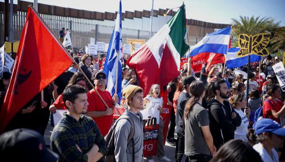 Manifestantes marchan a lo largo de la frontera de Estados Unidos y México durante una manifestación para mostrar solidaridad con la caravana de migrantes. (Foto: AFP)