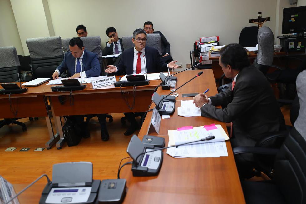 Fiscal José Pérez y Héctor Becerril protagonizaron tenso encuentro. (Geraldo Caso/Perú21)